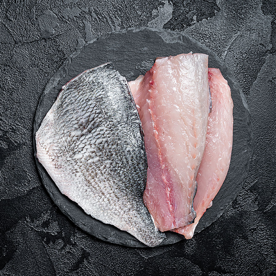 Frisches Doradenfilet mit Haut