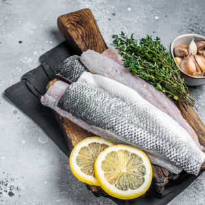 Frisches Wolfsbarschfilet mit Haut
