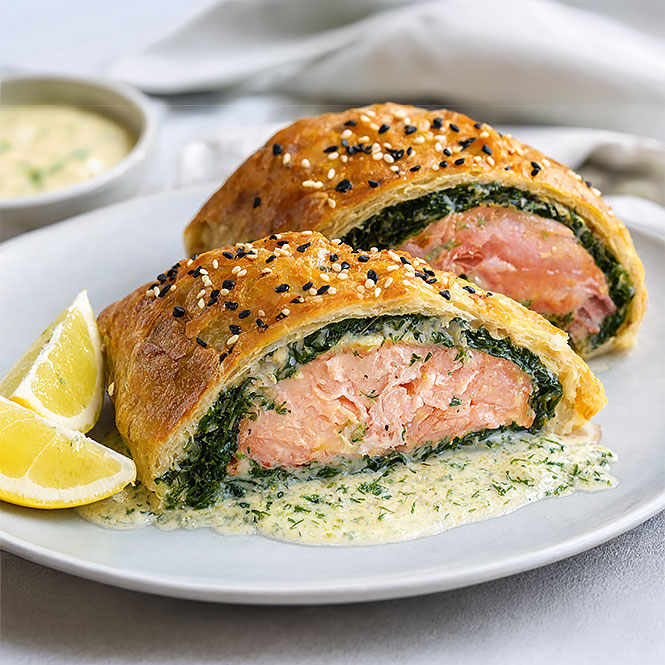 Lachsfilet im Blätterteig mit Spinat & Kräutercreme
